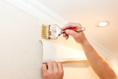 Pose de papier peint à Roumoules — revêtements muraux et toiles de verre